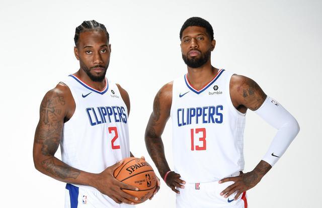 看台炸了，替补席却沉默（看台沸腾，替补席却无声）