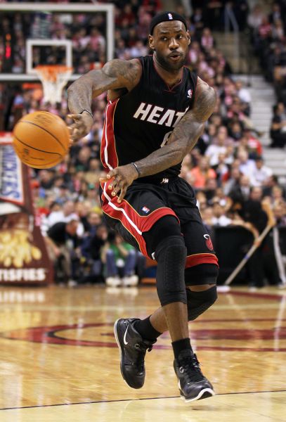 NBA杯半场：东契奇&里夫斯合砍37分，詹姆斯2分，独行侠62-60领先湖人（NBA杯半场战报：东契奇与里夫斯合得37分，詹姆斯仅2分，独行侠62-60暂领先湖人）