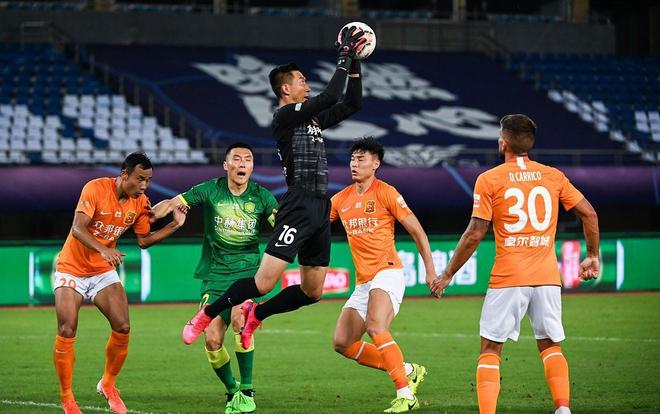 泰州队巴特“苏超”夺冠后缅怀父亲：我还在这条路上努力着（苏超封王后，泰州队巴特追忆父亲：我仍在这条路上奋进）