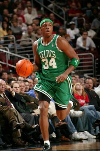 美国名记：苏亚雷斯因为无球状态下踢人被禁赛一场（美国名记称：苏亚雷斯因无球时脚踢对手被停赛一场）