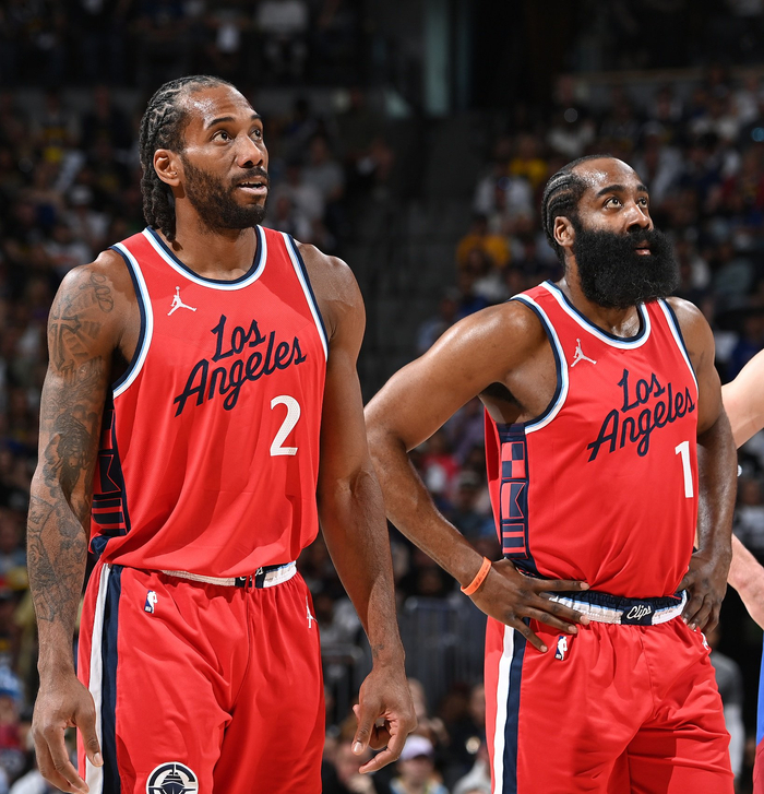 足球英超豪门逆转取胜，主帅赛后握拳怒吼（英超豪门完成逆转取胜 主帅赛后握拳怒吼）