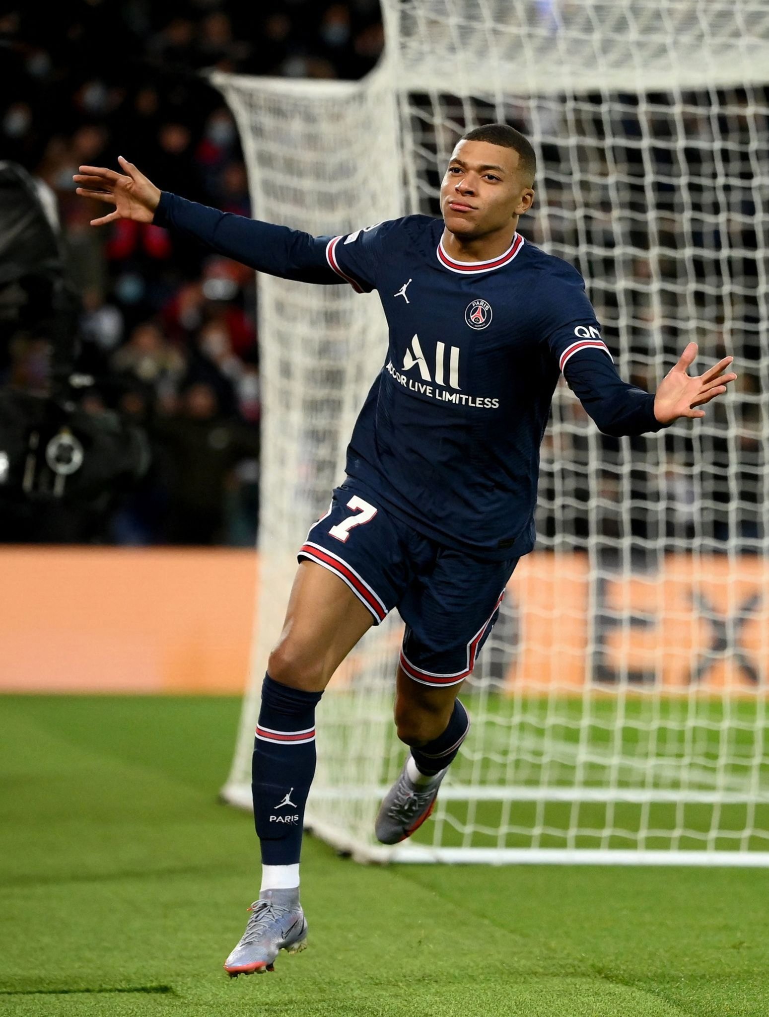 最后时刻围坐一团！戴维森故意推飞克勒贝尔引发冲突（终场前群体对峙！戴维森恶意推人致克勒贝尔摔倒引爆冲突）