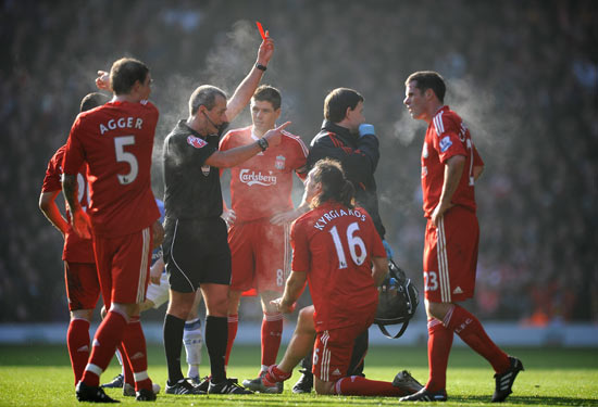王楚钦香港机场疲惫不堪，高强度赛程下困意难掩（高强度征战后，王楚钦在香港机场难掩疲态）