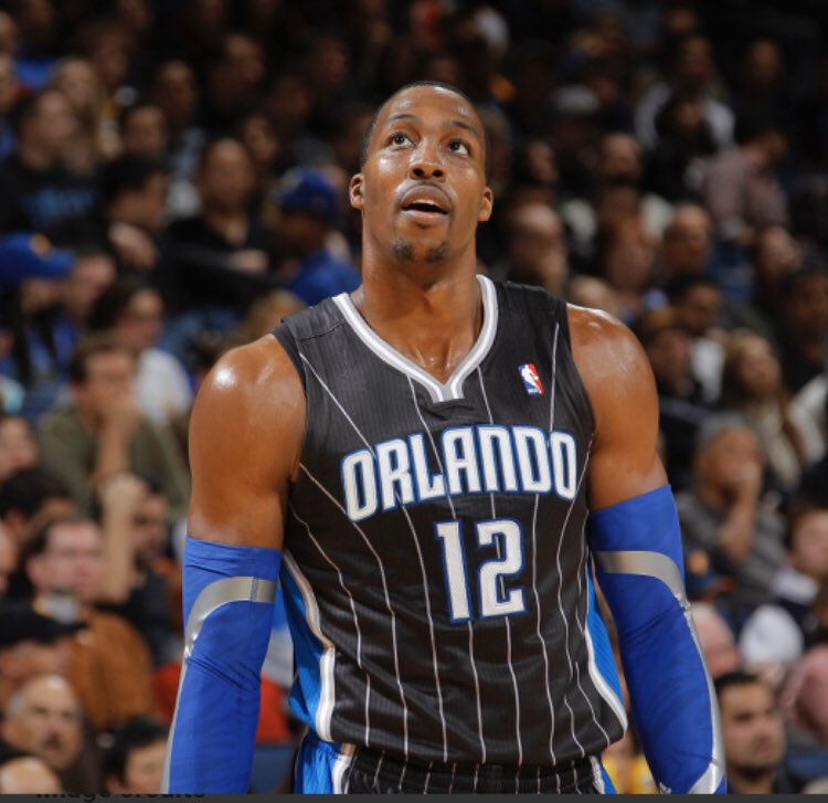 利物浦官网仅放萨拉赫抢圈训练图，未展示其与队友拥抱镜头（利物浦官网仅公布萨拉赫抢圈训练照片，未公开其与队友拥抱画面）