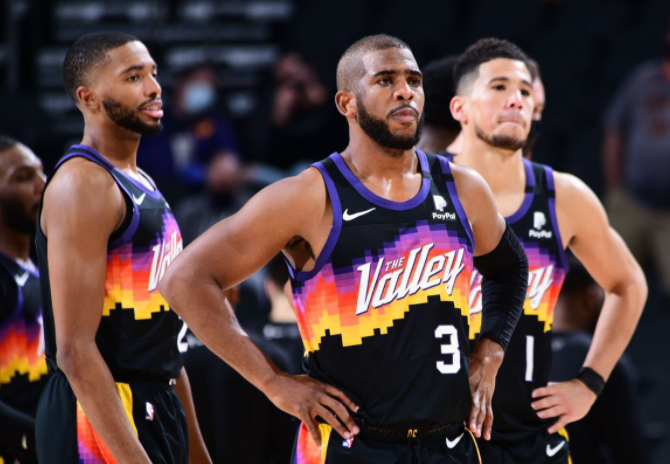 足球意甲射手榜竞争激烈，三人同进12球并列领跑（意甲金靴之争白热化：三将各入12球并列榜首）