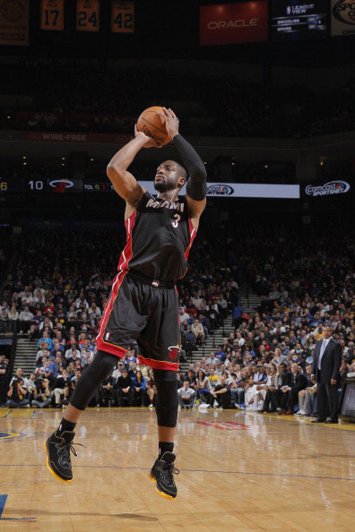 湖人官方公布伤病报告：东契奇出战成疑，八村塁大概率出战（湖人发布最新伤情通报：东契奇出战成疑，八村塁很可能登场）