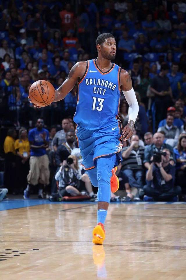 杜兰特连续得分，全队士气高涨（杜兰特连连得手，球队士气飙升）