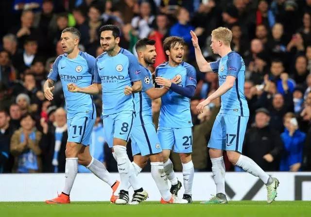 TA：旗帜与歌声并行，球迷组织让曼联主场再度鲜活（TA：旗海与歌浪齐起，球迷组织重焕曼联主场活力）