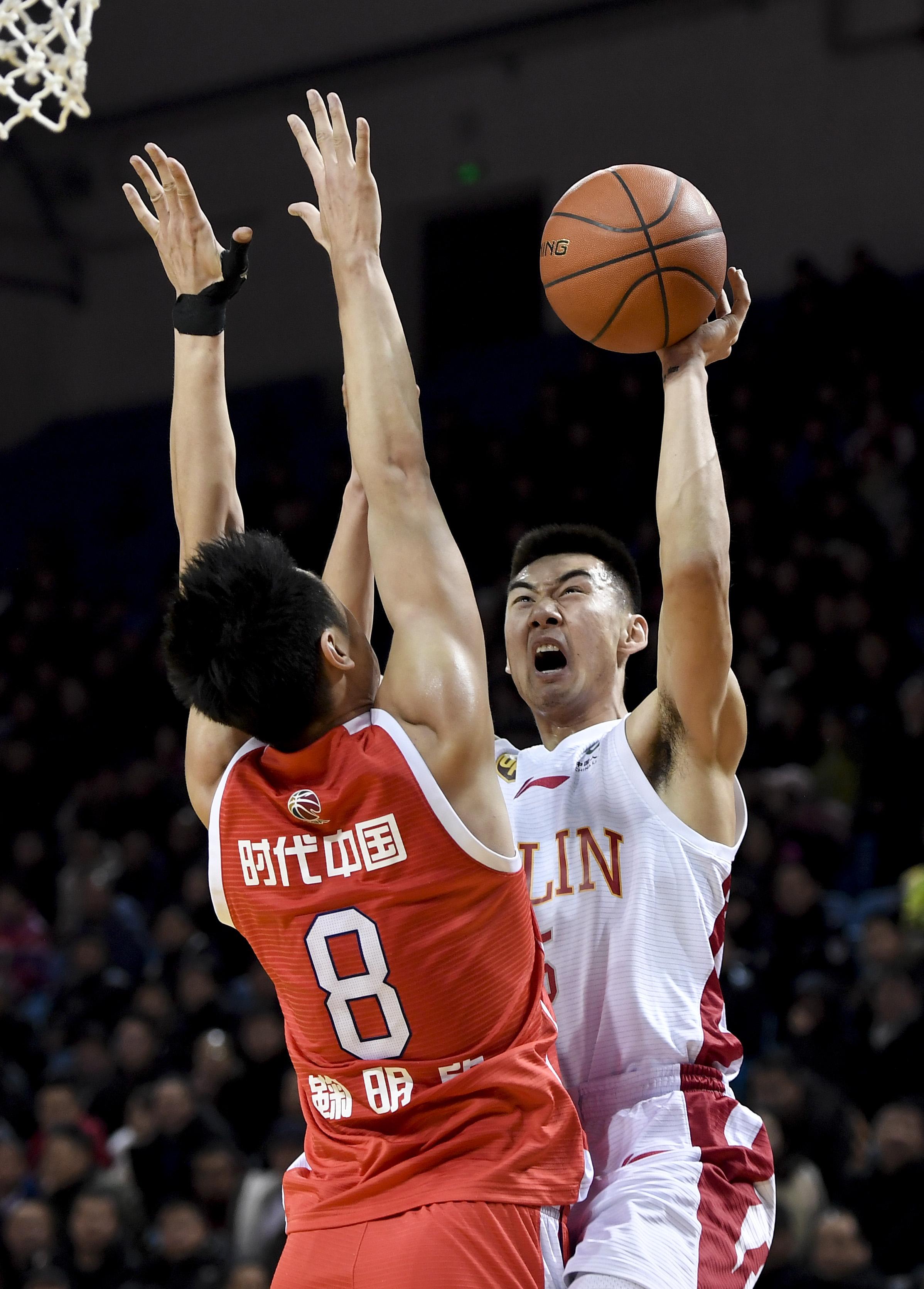 埃斯特旺：安帅在很多方面都帮了我，比赛后还给了我一个拥抱（埃斯特旺：安帅对我帮助良多，赛后还给了我一个拥抱）