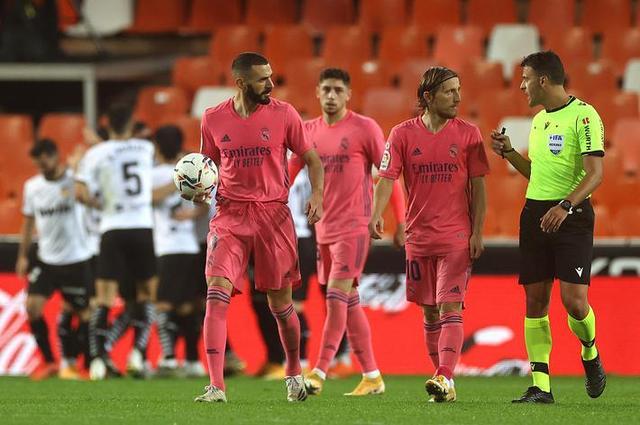 贴脸开大！祖巴茨罚球时，老鹰主场球迷高喊“保罗在哪里？”（祖巴茨走上罚球线，老鹰主场齐声高喊：“保罗在哪？”）